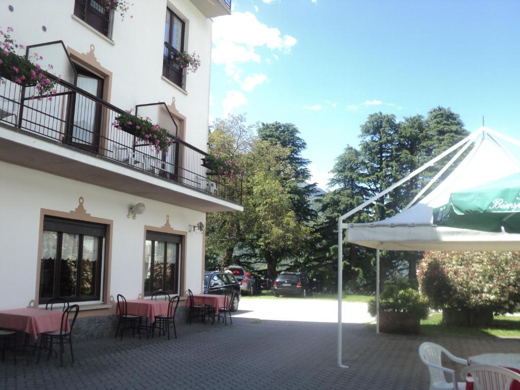 Albergo Del Cacciatore Cremeno Exterior foto